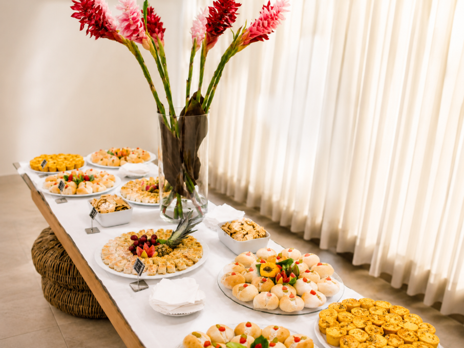 Mesa de coffee break preparada para evento no Verdegreen