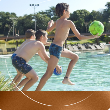 Crianças pulando na piscina do Cyan Resort