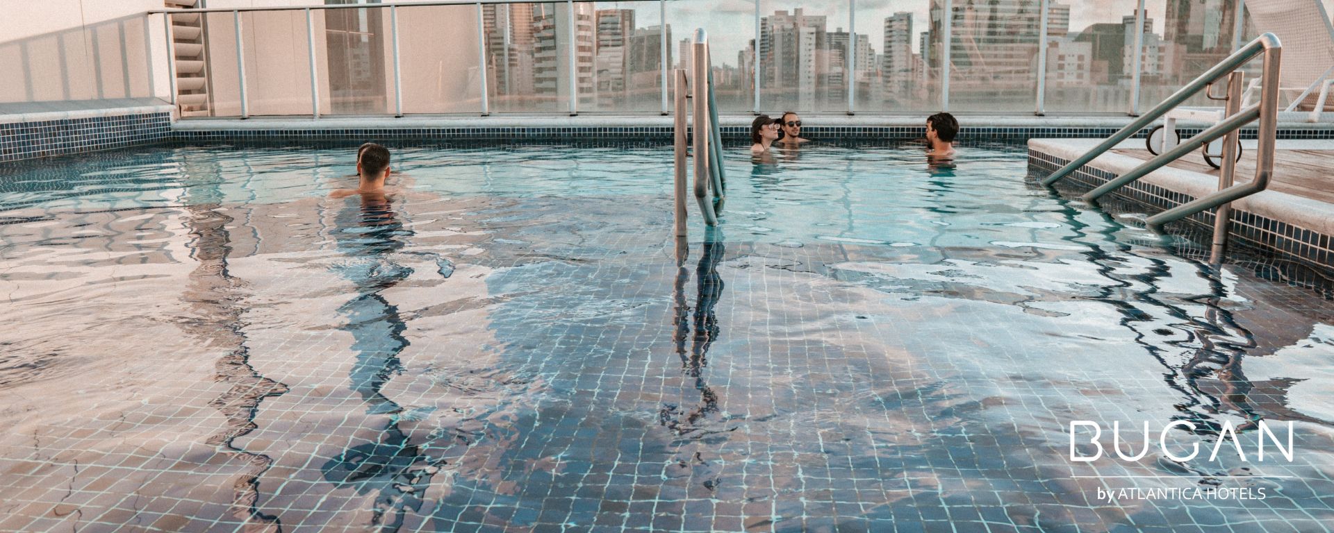 Bugan Hotel Recife by Atlantica - Foto de uma piscina com vista para a cidade.
