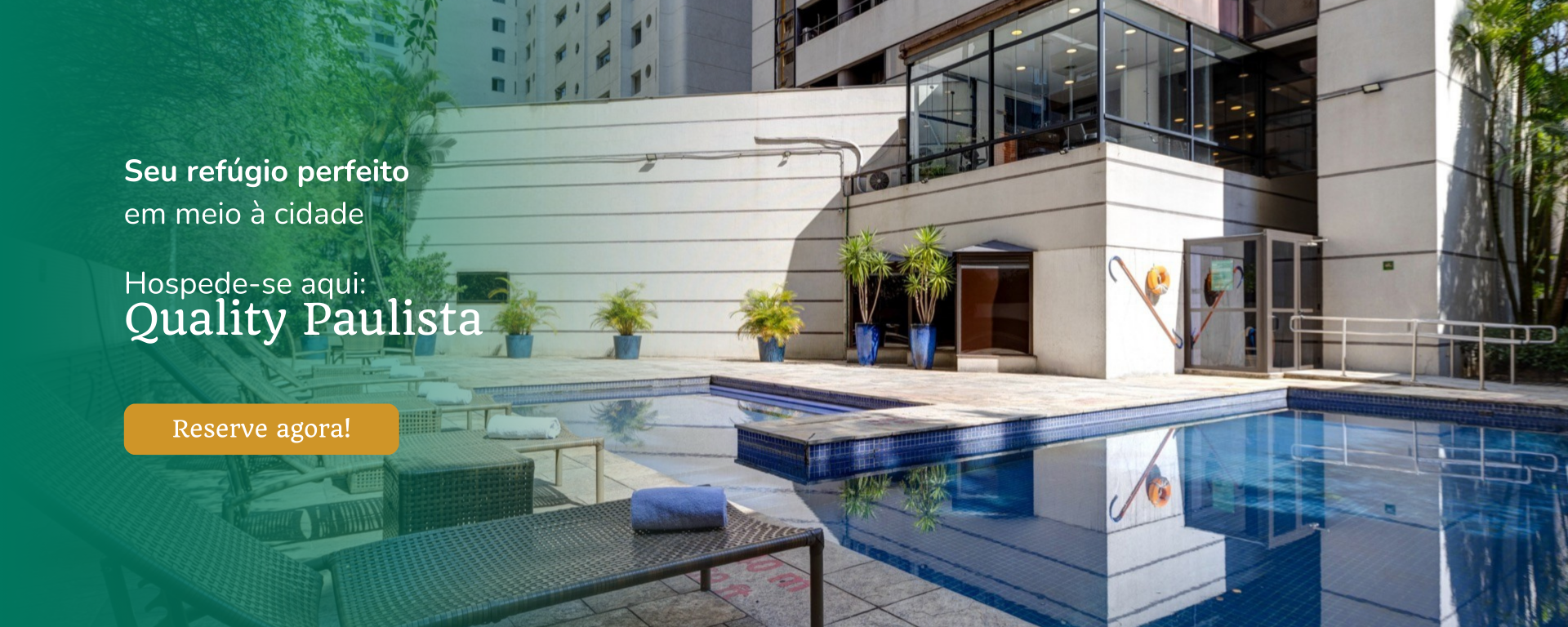 Banner com informativos do hotel, foto da área da piscina