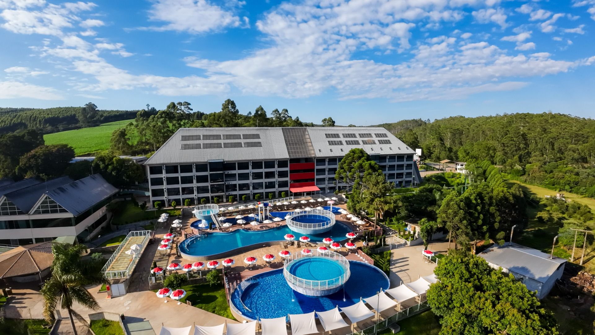 Vista aérea do Thermas Resort All Inclusive em Poços de Caldas, com piscinas, áreas verdes e estrutura completa de lazer