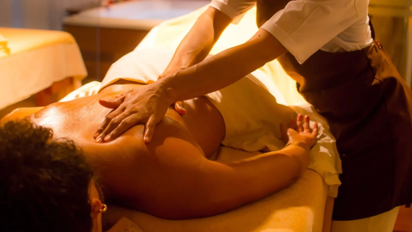 Homem recebendo massagem no spa l'occitane Nannai.