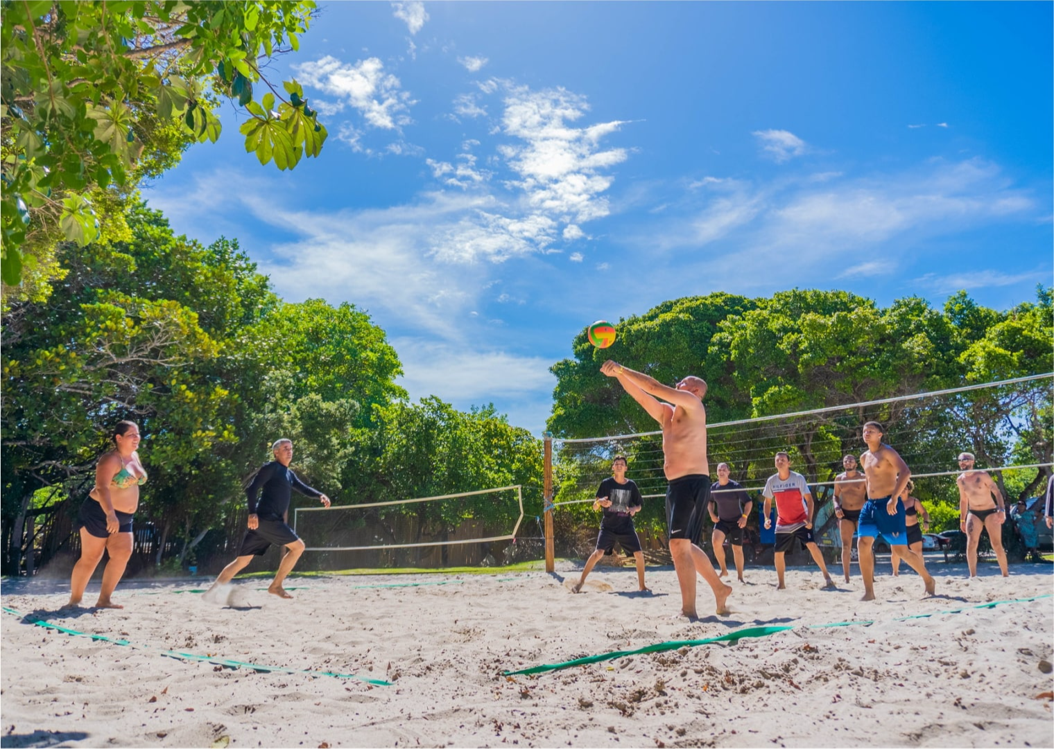 Pessoas jogando vôlei de areia