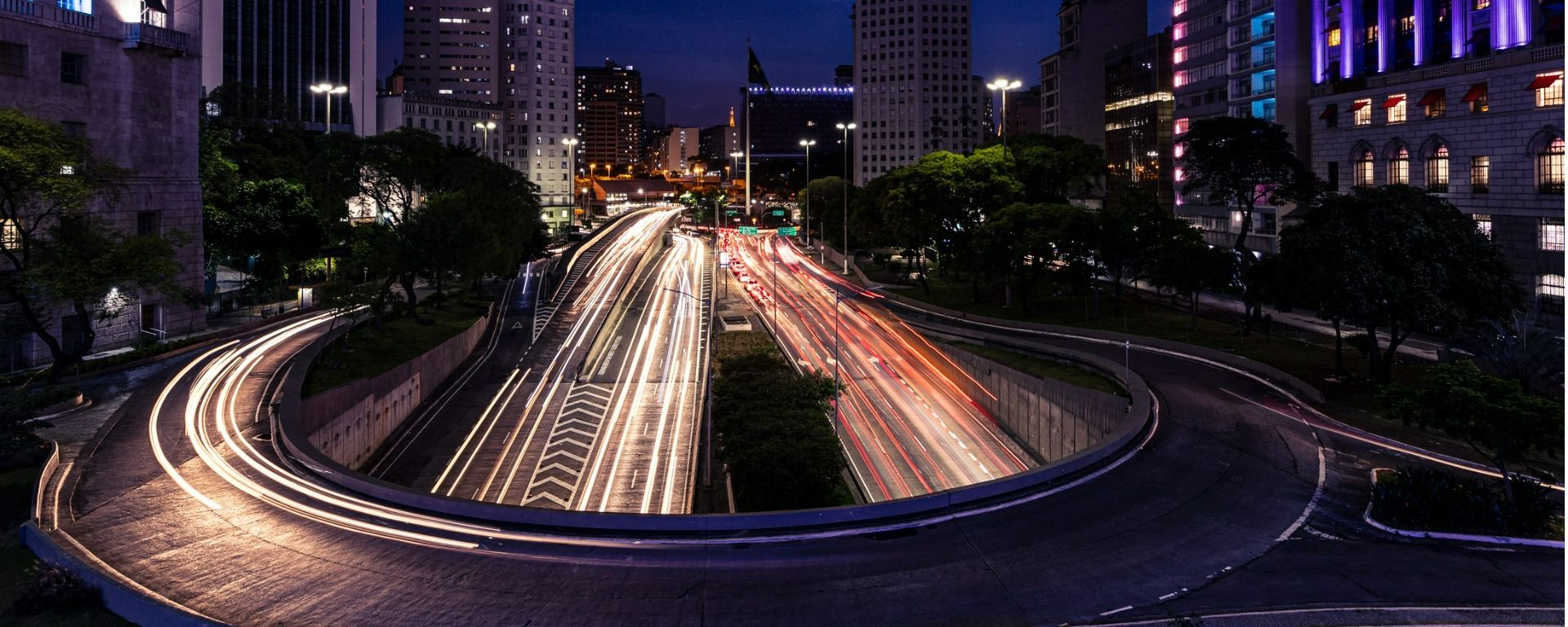 Rolês para fugir do óbvio em São Paulo; Estrada em São Paulo vista de cima a noite