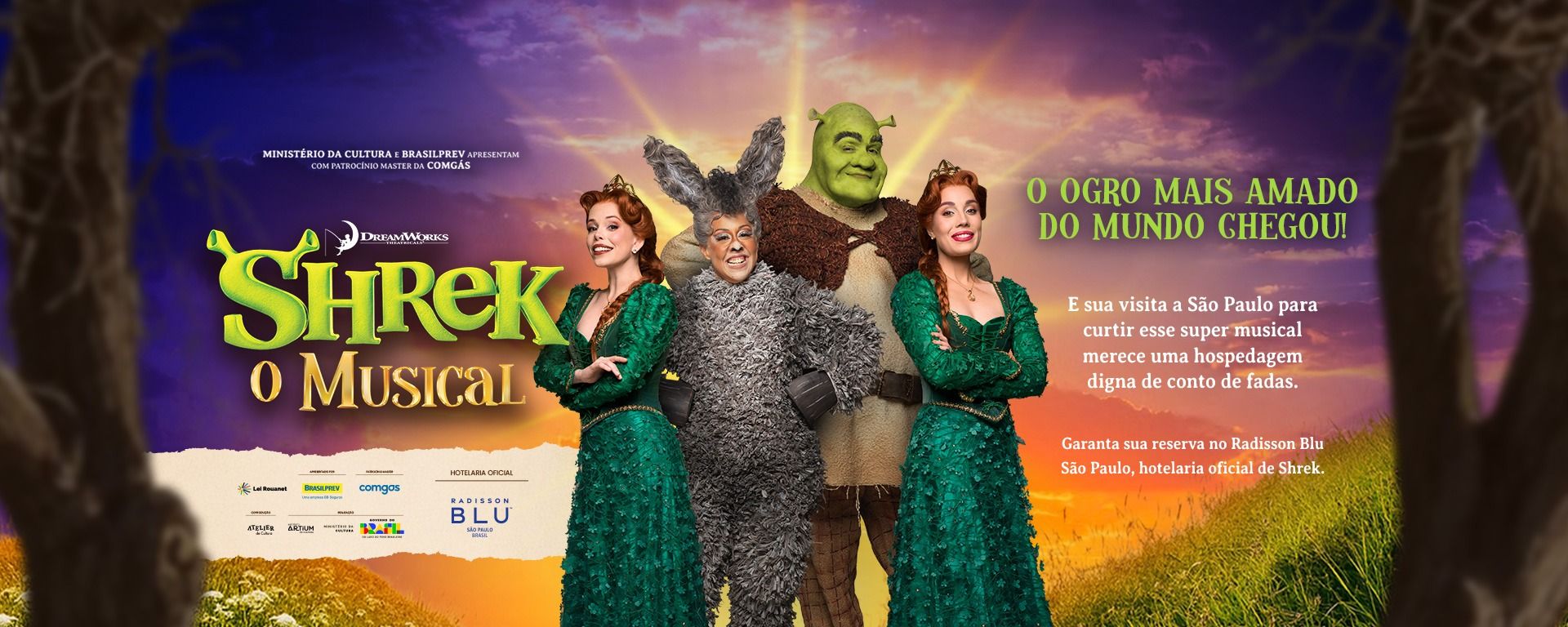 Banner indicando que o Radisson BLU São Paulo é a hotelaria oficial do Shrek Musical