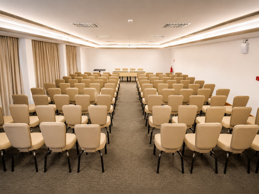 Sala Gameleira preparada em formato auditório para eventos corporativos no Verdegreen