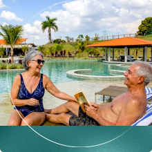 Casal de idosos curtindo piscina do Cyan Resort