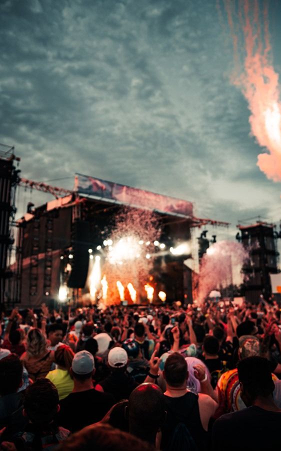 Palco e multidão de fãs em festival