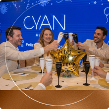 Amigos brindando no Réveillon do Cyan Resort