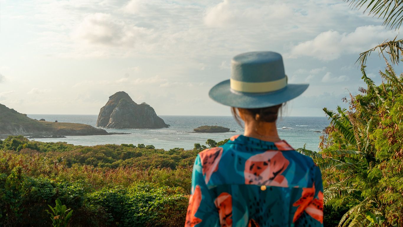 Mulher observa a paisagem de Noronha.