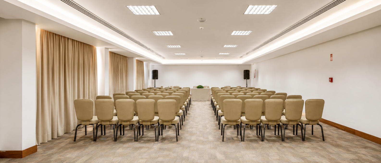 Sala Gameleira preparada para eventos no Verdegreen